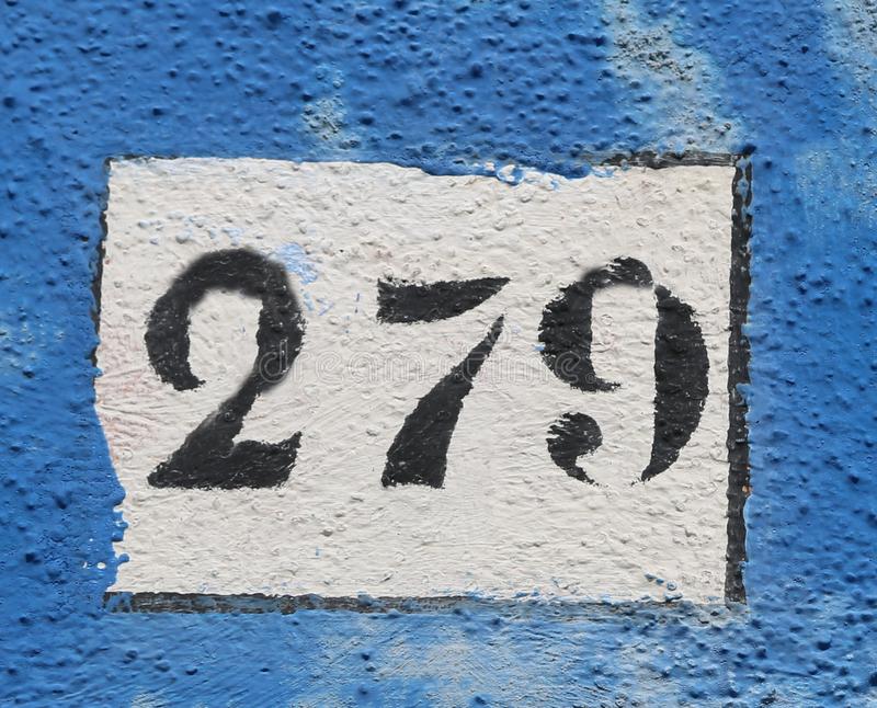 testo-nero-con-il-numero-sulla-parete-122224235